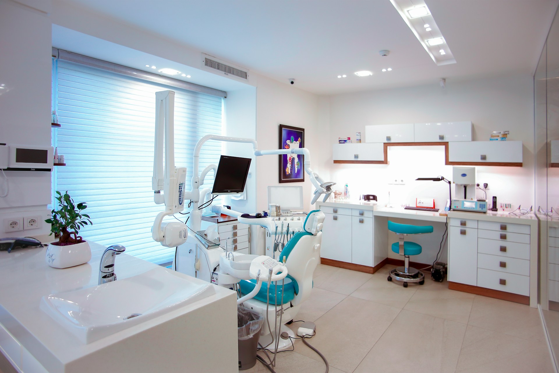 Consultorio dental luminoso con sillón turquesa