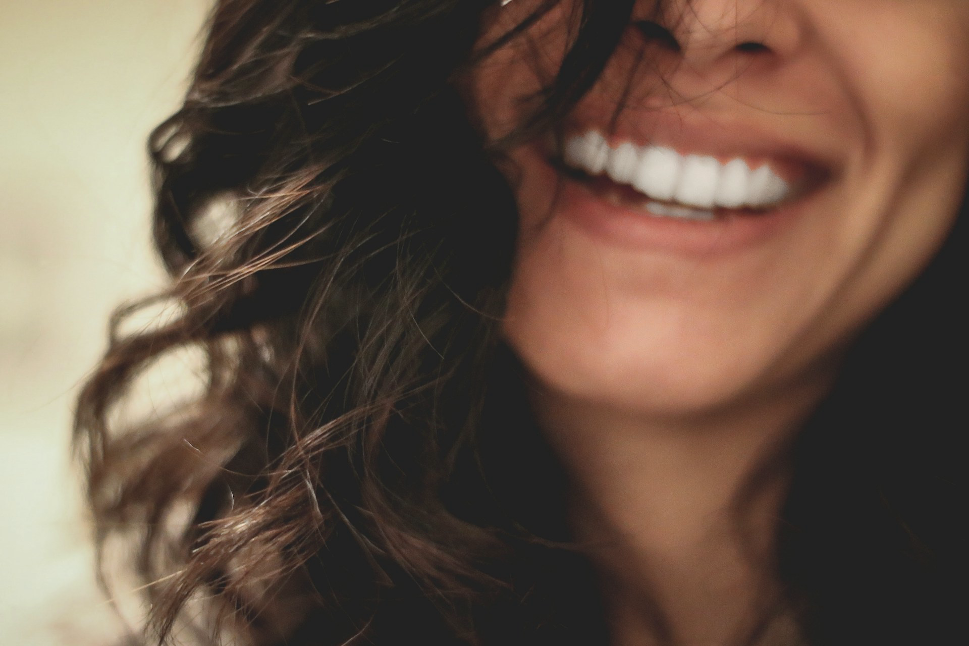 Fotografía ilustrativa de una sonrisa; no representa una clínica real